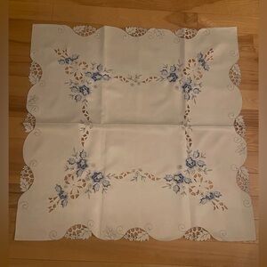 Square tablecloth and four napkins